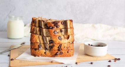 La receta de un delicisioso budín invertido de banana, nueces y chips