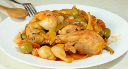 Te damos la receta para hacer un pollo al escabeche en muy pocos minutos