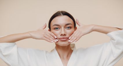 Hallando la juventud natural con los beneficios del yoga facial