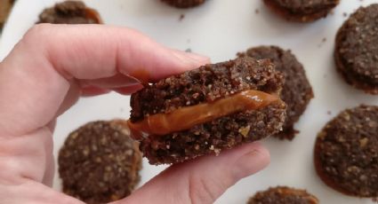 Prepara deliciosos alfajores de avena y chocolate en pocos minutos