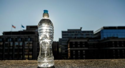 Los desagradables efectos del sol en las botellas de plástico que se usan para conservar agua