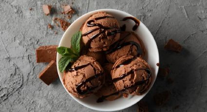 Helado de chocolate, la receta que no te puede faltar este verano