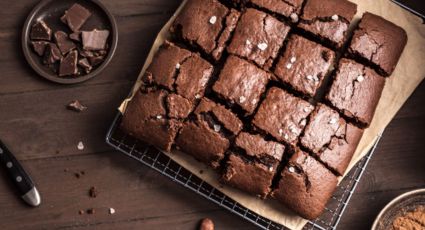 Libérate de la culpa y termina con los antojos sin romper tu dieta con este brownie de chocolate