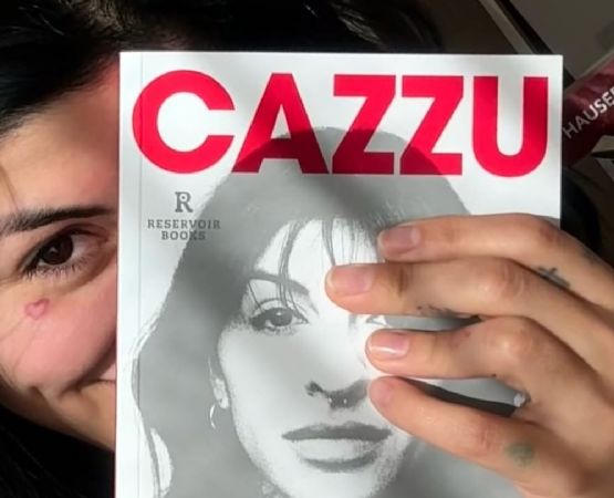 Ahora también escritora: Cazzu sacó a la venta su primer libro y está haciendo furor