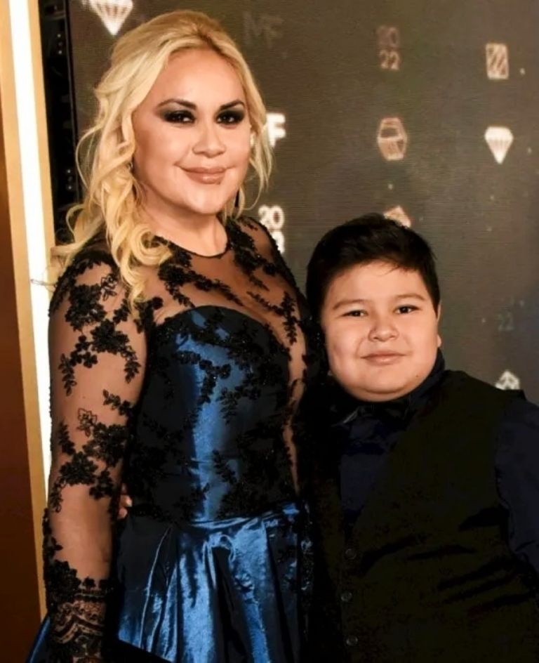 Verónica Ojeda y Dieguito Fernando Maradona. Fuente: (Twitter).