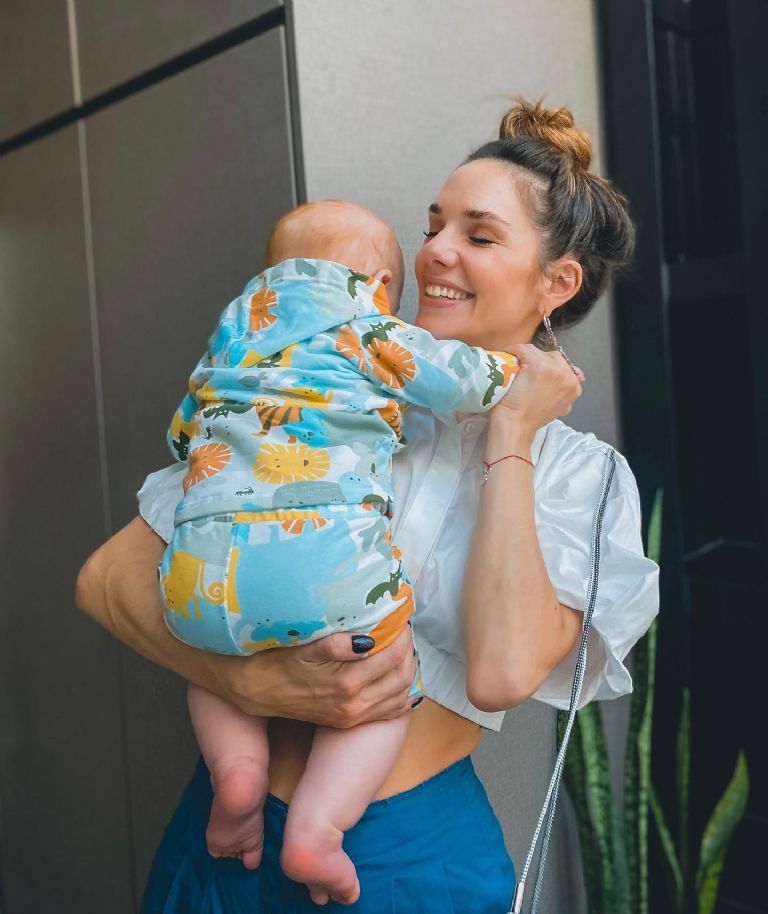 Julieta Nair Calvo y su hijo. Fuente: (Instagram).