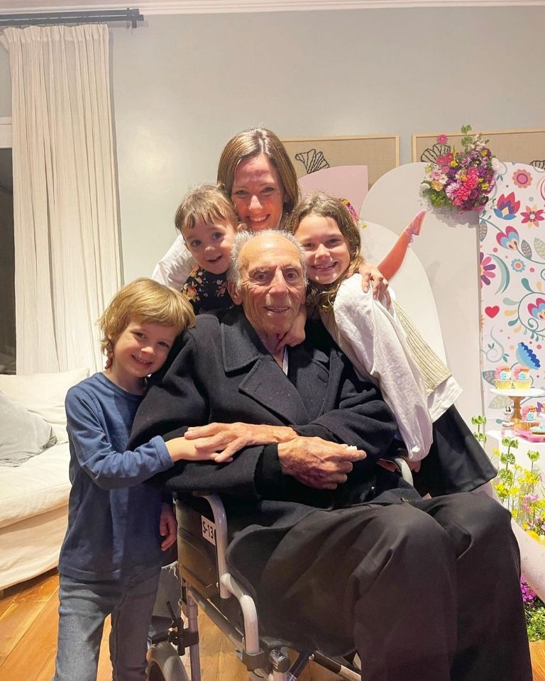 Paula Chaves, sus hijos y su abuelo. Fuente: (Instagram).