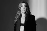 Soledad Pastorutti tuvo que recostarse en el piso del escenario en pleno show