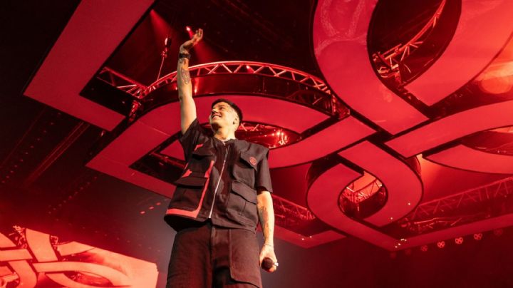 Duki sube a un mini fan al escenario a cantar y enloquecen a todo el público