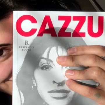 Ahora también escritora: Cazzu sacó a la venta su primer libro y está haciendo furor