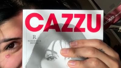 Ahora también escritora: Cazzu sacó a la venta su primer libro y está haciendo furor